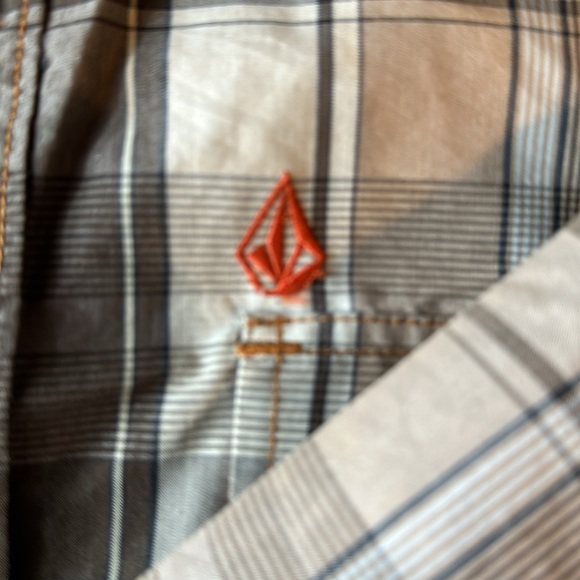 Men’s Volcom Tailored Shirt size med NWOT - Picture 3 of 4